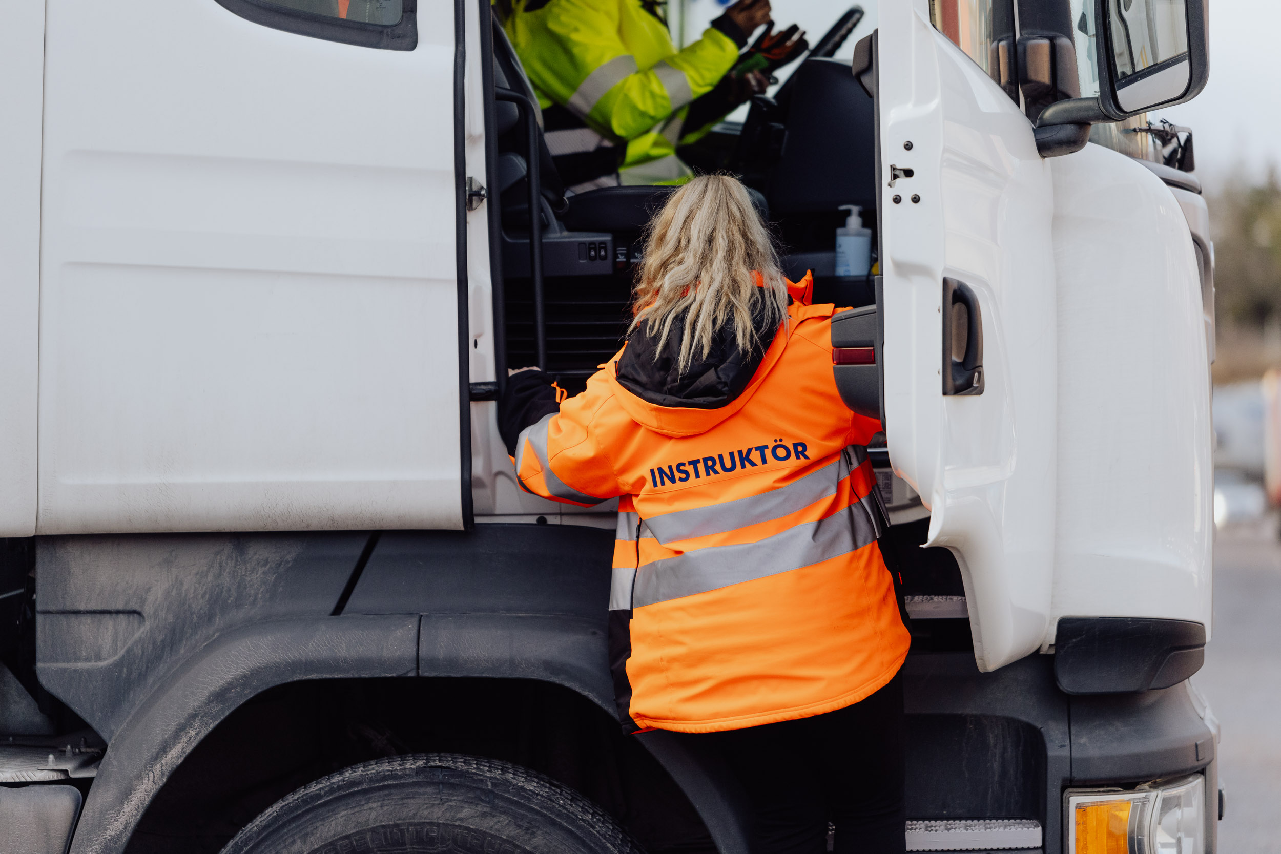 Instruktör ger kunskaper till föraren i YKB fortbildning för lastbil.