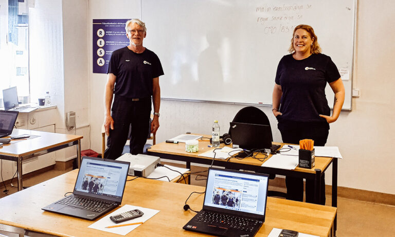 YrkesAkademins utbildare Malin Israelsson och Roger Saxin står i en utbildningslokal i Karlskoga